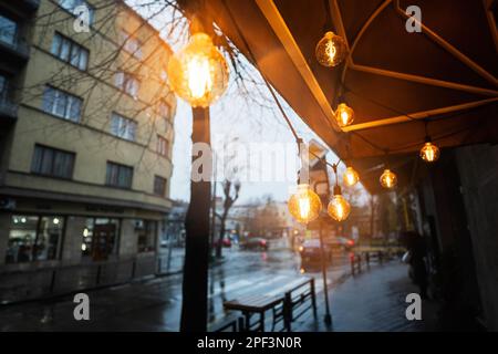 Glühbirnen Girlande in Rain City Street. Stockfoto