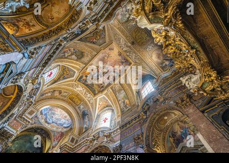 Das wundervolle Innere der Kirche Santa Maria Maddalena in Rom, Italien. Stockfoto