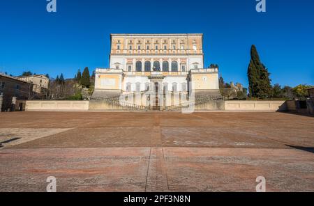 Der imposante Farnese-Palast in Caprarola an einem sonnigen Wintermorgen. Provinz Viterbo, Latium, Italien. Stockfoto