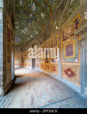 Herrlicher Tresorraum mit Fresken im Farnese Palast in Caprarola, Provinz Viterbo, Latium, Italien. März 02-2020 Stockfoto