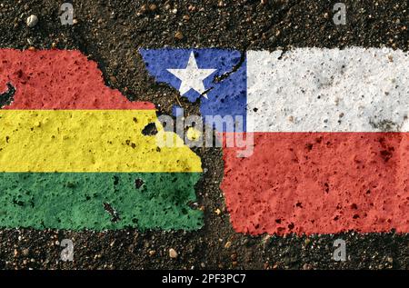 Auf dem Bürgersteig befinden sich Bilder der Flaggen von Bolivien und Chile als Symbol der Konfrontation zwischen den beiden Ländern. Konzeptionelles Bild. Stockfoto