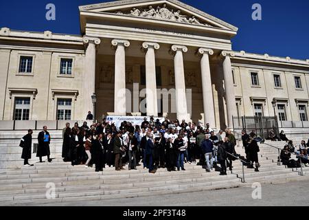 Marseille, Frankreich. 16. März 2023. Demonstranten versammeln sich während der Demonstration auf den Stufen des Gerichtsgebäudes. Richter, Anwälte und Polizisten versammelten sich auf den Stufen des Gerichtsgebäudes von Marseille, um gegen die Reform der Justizpolizei zu protestieren. (Foto: Gerard Bottino/SOPA Images/Sipa USA) Guthaben: SIPA USA/Alamy Live News Stockfoto