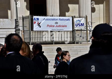 Marseille, Frankreich. 16. März 2023. Demonstranten hängten während der Demonstration Banner auf. Richter, Anwälte und Polizisten versammelten sich auf den Stufen des Gerichtsgebäudes von Marseille, um gegen die Reform der Justizpolizei zu protestieren. (Foto: Gerard Bottino/SOPA Images/Sipa USA) Guthaben: SIPA USA/Alamy Live News Stockfoto