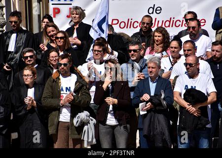 Marseille, Frankreich. 16. März 2023. Demonstranten versammeln sich während der Demonstration auf den Stufen des Gerichtsgebäudes. Richter, Anwälte und Polizisten versammelten sich auf den Stufen des Gerichtsgebäudes von Marseille, um gegen die Reform der Justizpolizei zu protestieren. (Foto: Gerard Bottino/SOPA Images/Sipa USA) Guthaben: SIPA USA/Alamy Live News Stockfoto