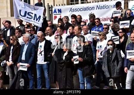 Marseille, Frankreich. 16. März 2023. Demonstranten versammeln sich während der Demonstration auf den Stufen des Gerichtsgebäudes. Richter, Anwälte und Polizisten versammelten sich auf den Stufen des Gerichtsgebäudes von Marseille, um gegen die Reform der Justizpolizei zu protestieren. (Foto: Gerard Bottino/SOPA Images/Sipa USA) Guthaben: SIPA USA/Alamy Live News Stockfoto