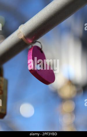 Rosa herzförmiges Schloss Stockfoto