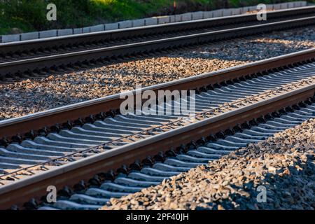 Zwei parallele Schienen mit Schienen, Schwellen und Drähten Stockfoto