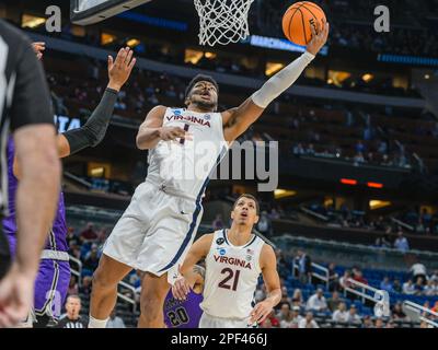 Orlando, Florida, USA. 16. März 2023. Virginia Cavaliers Forward Jayden Gardner (1) legt den Ball während der 1. Halbzeit-NCAA-Basketball zwischen Furman Palidins und Virginia Cavaliers im Amway Center in Orlando, FL. Romeo T Guzman/CSM/Alamy Live News Stockfoto