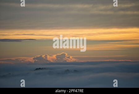 UNITED STATES - Juni 20, 2019: Schwerer Bodennebel senkt sich über die Loudoun Valley bei Sun. (Foto von Douglas Graham/WLP) Stockfoto