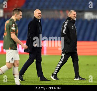 ROTTERDAM - (lr) Feyenoord Coach Arne Slot, Feyenoord Assistenztrainer John de Wolf während der UEFA Europa League-Runde von 16 Spiel zwischen Feyenoord und Shakhtar Donetsk im Feyenoord Stadion de Kuip am 16. März 2023 in Rotterdam, Niederlande. ANP OLAF KRAAK Stockfoto