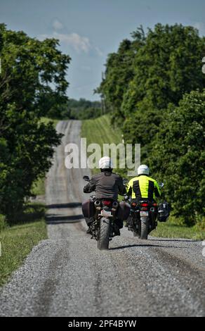 UNITED STATES - Juni 30, 2019: Motorradfahrer Tour die Nebenstraßen der westlichen Loudoun hier südlich auf Willisville Straße geleitet. (Foto von Douglas Graham/WLP Stockfoto