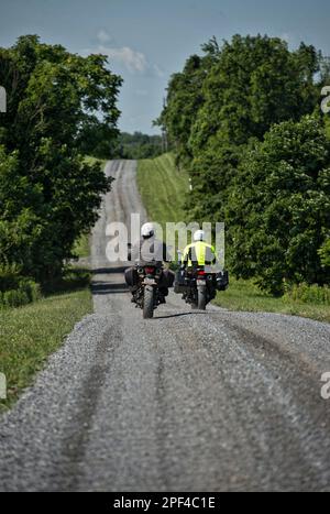 UNITED STATES - Juni 30, 2019: Motorradfahrer Tour die Nebenstraßen der westlichen Loudoun hier südlich auf Willisville Straße geleitet. (Foto von Douglas Graham/WLP Stockfoto