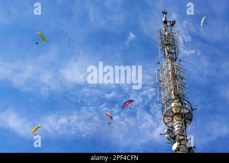 Gleitschirmfliegen über den Quecksilberberg mit Sendemast in Baden-Baden, Schwarzwald, Baden-Württemberg, Deutschland Stockfoto