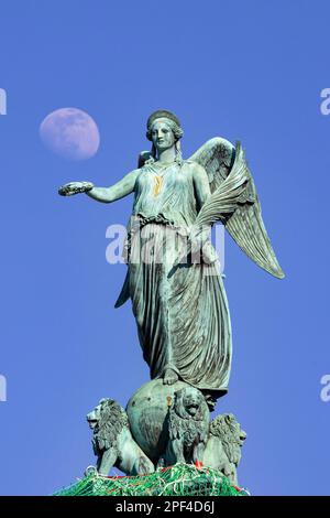 Jubiläum-Kolumne auf dem Schlossplatz mit der Skulptur der Göttin Concordia ist sie die Personifizierung der Eintracht in der römischen Mythologie, Moon Stockfoto