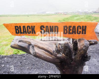 Regnerische Atmosphäre, Wegweiser nach Reynisfjara Beach, Black Lava Beach, Vik, South Iceland, Island Stockfoto