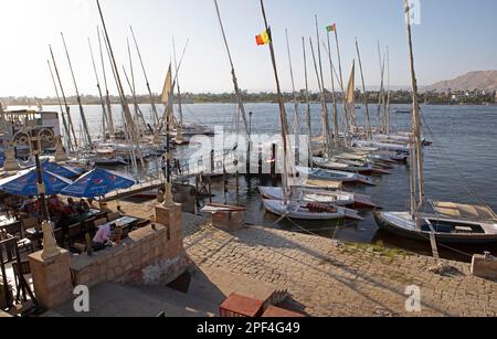 Bootsanlegestelle für traditionelle Segelboote oder Felukken auf dem Nil, Luxor, Ägypten Stockfoto