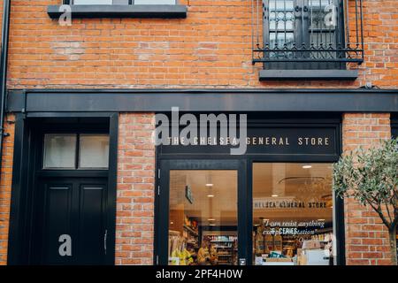 London, Großbritannien - 21. Februar 2023: Fassade des Chelsea General Store an der Pavilion Road in Kensington und Chelsea, einem wohlhabenden Gebiet der Favo von West London Stockfoto