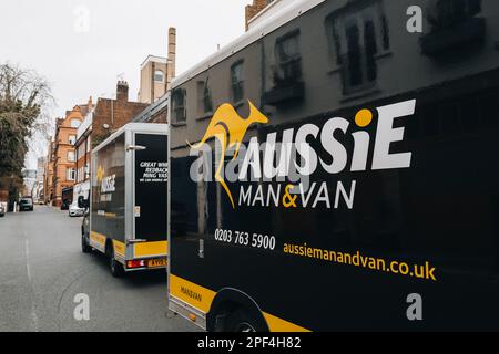 London, Großbritannien - 21. Februar 2023: Nahaufnahme des Namens und des Logos auf einer Seite von Aussie man und Van Trucks in einer Straße in Kensington. Das Unternehmen stellt M zur Verfügung Stockfoto