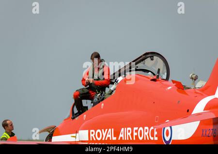 Die Roten Pfeile der Royal Air Force zeigen Teamleiter Red 1, Sqn LDR Jim Turner verlässt das Cockpit eines Düsenflugzeugs der BAE Hawk T1 auf der RAF Scampton, Großbritannien Stockfoto