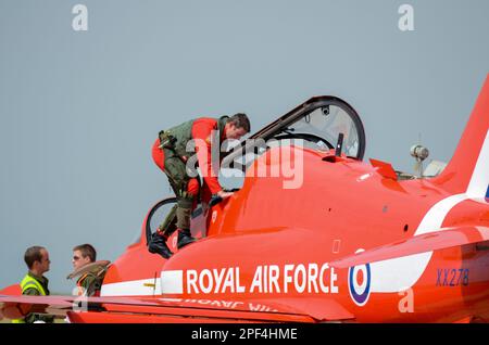 Die Roten Pfeile der Royal Air Force zeigen Teamleiter Red 1, Sqn LDR Jim Turner verlässt das Cockpit eines Düsenflugzeugs der BAE Hawk T1 auf der RAF Scampton, Großbritannien Stockfoto