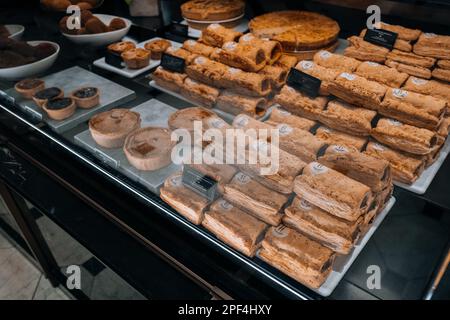 London, Großbritannien - 21. Februar 2023: Würstchen, Kuchen und Gebäck werden in der Lebensmittelhalle in Harrods, einem berühmten Kaufhaus in Brompto, verkauft Stockfoto