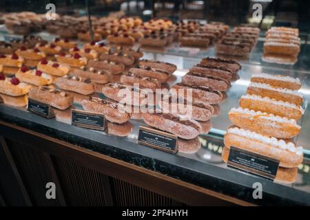 London, Vereinigtes Königreich - 21. Februar 2023: Desserts werden im Food Hall in Harrods, einem berühmten Kaufhaus an der Brompton Road in Knightsbridge, verkauft. Stockfoto