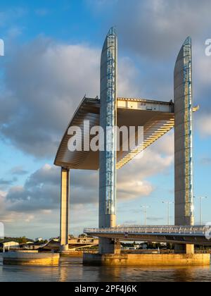 BORDEAUX/FRANKREICH - 18. SEPTEMBER: Neue Brücke Jacques Chaban-Delmas überspannt den Fluss Garonne in Bordeaux Frankreich am 18. September 2016 Stockfoto