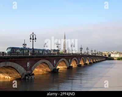 Straßenbahn überfahren der Pont de Pierre überspannt den Fluss Garonne in Bordeaux Stockfoto