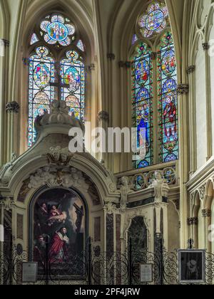 Glasfenster in der Kathedrale von St. Andreas in Bordeaux Stockfoto