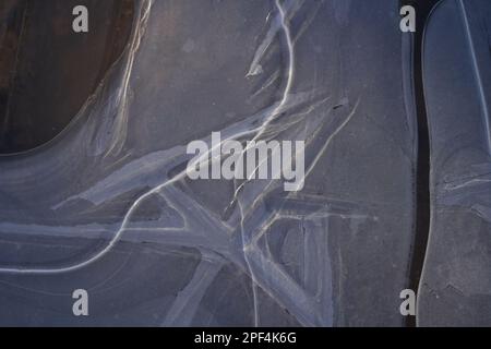 Gefrorene Wassermuster und -Strukturen aus einem kleinen gefrorenen Bach im Süden Frankreichs Stockfoto