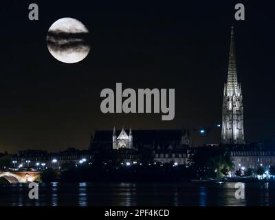 BORDEAUX/FRANKREICH - SEPTEMBER 18 : Blick auf den Fluss Garonne in Bordeaux bei Nacht am 18. September 2016 Stockfoto