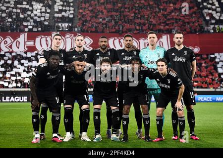 Freiburg im Breisgau, Deutschland. 16. März 2023 Spieler des FC Juventus posieren für ein Teamfoto vor der UEFA Europa League-Runde des 16. Fußballspiels zwischen SC Freiburg und dem FC Juventus. Kredit: Nicolò Campo/Alamy Live News Stockfoto