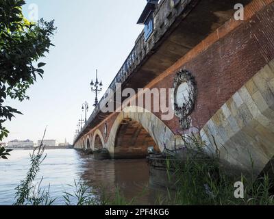 Pont de Pierre (Peter Brücke) über den Fluss Garonne in Bordeaux Stockfoto