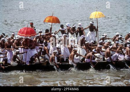 Vanji-Pattu-Sänger; Aranmula-Vallamkali-Festival; Schlangenbootrennen auf dem Pampa River während Onam in Aranmula, Kerala, Indien Stockfoto