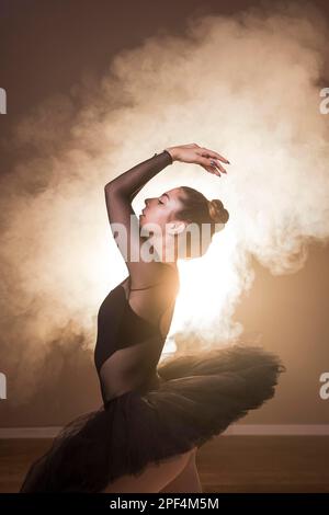 Seitenansicht Ballett Haltung Rauch Stockfoto