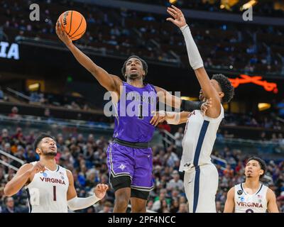 16. März 2023: Furman Paladins Guard JP Pegues (1) legt den Ball gegen den Verteidiger Virginia Cavaliers Guard Ryan Dunn (13) während des 2. Halbjahres-NCAA-Basketballspiels zwischen Furman Palidins und Virginia Cavaliers an. Furman besiegte Virginia 68-67 im Amway Center in Orlando, FL. Romeo T Guzman/CSM. Stockfoto