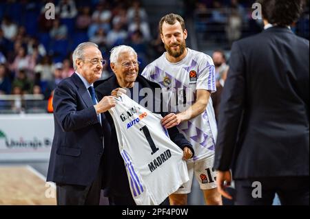 Madrid, Madrid, Spanien. 16. März 2023. Florentino Perez, Eigentümer von Real Madrid, Und Giorgio Armani, Eigentümer von EA7 Emporio Armani Olimpia Milano, mit Sergio Rodr'guez (Real Madrid) vor dem Basketballspiel zwischen Real Madrid und EA7 Emporio Armani Olimpia Milano, gültig für den Spieltag 29 der Euroleague, gespielt am Donnerstag, den 16. März 2023 im Wizink Center in Madrid (Kreditbild: © Alberto Gardin/ZUMA Press Wire) NUR ZUR REDAKTIONELLEN VERWENDUNG! Nicht für den kommerziellen GEBRAUCH! Stockfoto