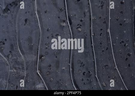 Gefrorene Wassermuster und -Strukturen aus einem kleinen gefrorenen Bach im Süden Frankreichs Stockfoto