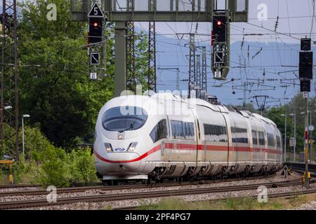 Deutsche Bahn AG ICE auf der Rheintal-Linie bei Riegel, Baden-Württemberg, Deutschland Stockfoto