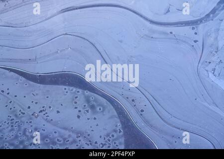 Gefrorene Wassermuster und -Strukturen aus einem kleinen gefrorenen Bach im Süden Frankreichs Stockfoto