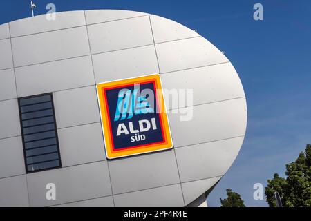 Aldi, Werbeschild am modernen Gebäude der Niederlassung in Tübingen, Baden-Württemberg, Deutschland Stockfoto