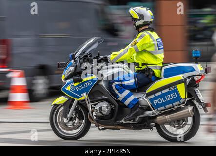 Polizist der Staatspolizei auf einem Polizeimotorrad, Pull-along, Stuttgart, Baden-Württemberg, Deutschland Stockfoto