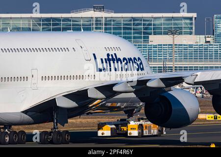 Lufthansa Airbus A380-800 mit dem Namen Deutschland, Taxiweg am Flughafen, Frankfurt am Main, Hessen, Deutschland Stockfoto