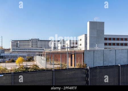 Stammheim-Gefängnis, Außenansicht des Gefängnisses mit Gefängnismauer, Stuttgart, Baden-Württemberg, Deutschland Stockfoto