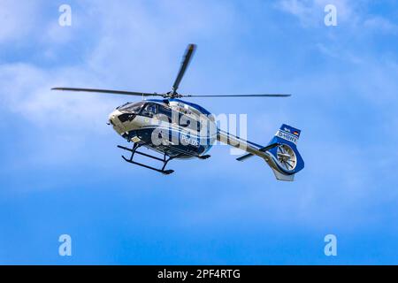 Polizeihubschrauber im Flug, Airbus Helicopter EC145, Stuttgart, Baden-Württemberg, Deutschland Stockfoto