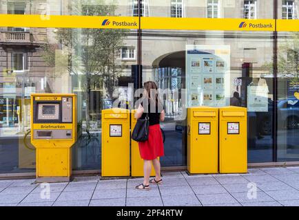 Briefkasten, Briefmarkenmaschine, Stuttgart, Baden-Württemberg, Deutschland Stockfoto