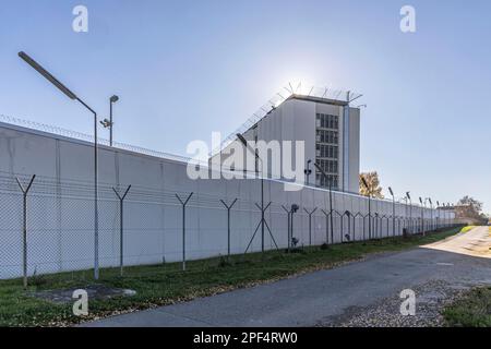 Stammheim-Gefängnis, Außenansicht des Gefängnisses mit Gefängnismauer, Stuttgart, Baden-Württemberg, Deutschland Stockfoto