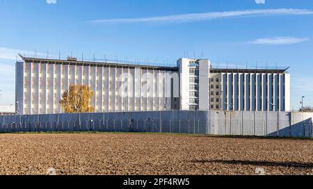Stammheim-Gefängnis, Außenansicht des Gefängnisses mit Gefängnismauer, Stuttgart, Baden-Württemberg, Deutschland Stockfoto