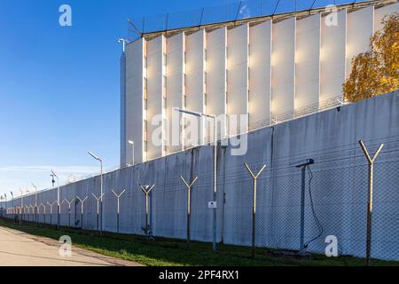 Stammheim-Gefängnis, Außenansicht des Gefängnisses mit Gefängnismauer, Stuttgart, Baden-Württemberg, Deutschland Stockfoto