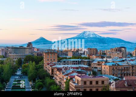 Mount Ararat und Eriwan bei Sonnenaufgang von der Kaskade aus gesehen, Eriwan, Armenien, Naher Osten Stockfoto